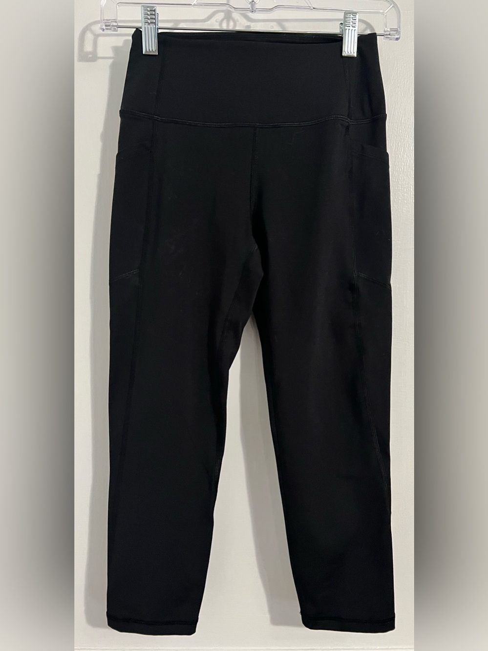 Gap Fit High-Waist Black Performance Capri Leggings with Side Pockets